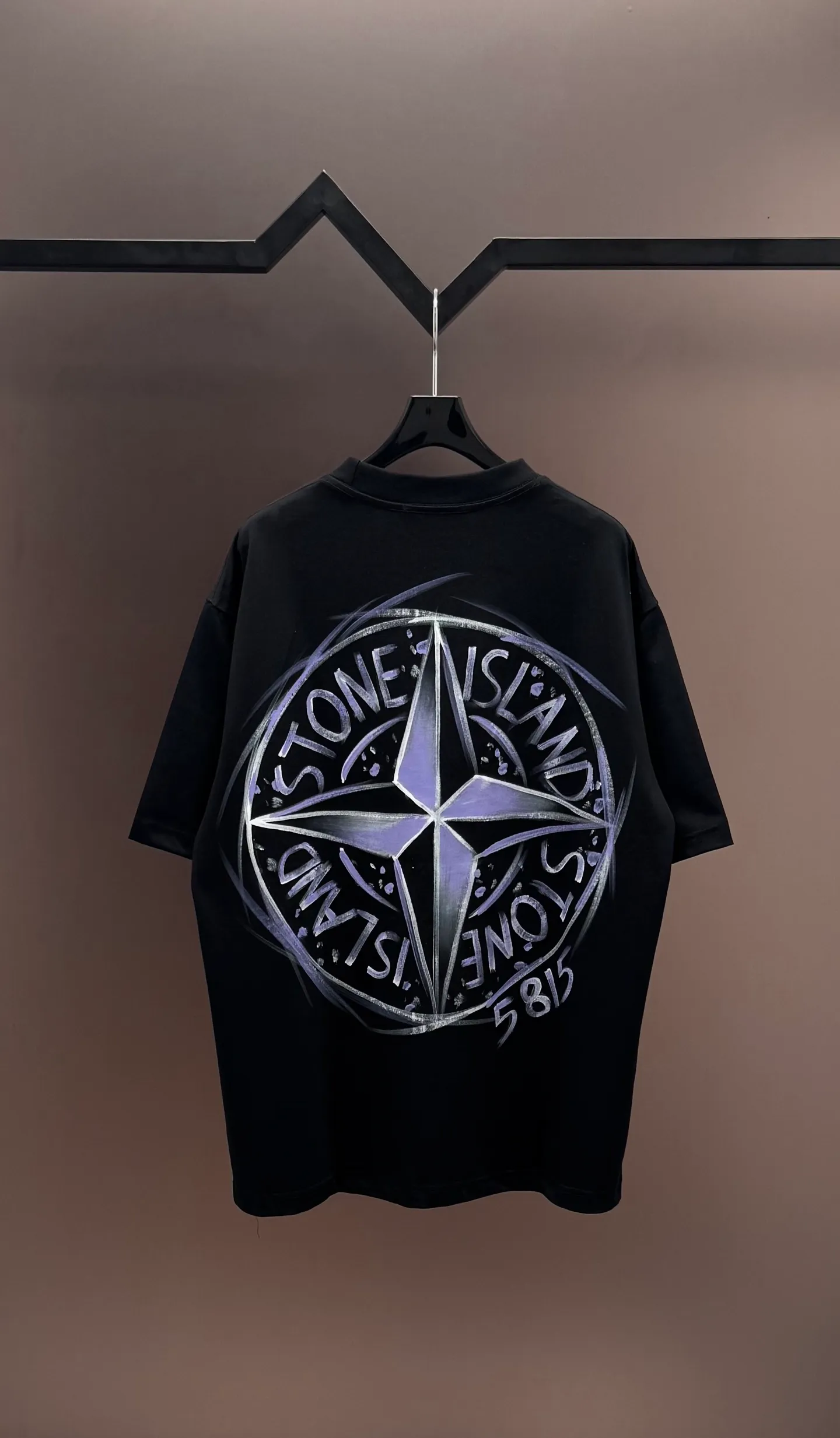 P190 original order quality] Brand: Stone Island 25SS latest top-quality hand-painted stone bird back cross brand element iconic logo graffiti splash-ink hand-painted short-sleeved T-shirt, highlighting the brand charm.  Fabric: Made of 320G high-end imported pure cotton double yarn fabric, custom-woven from Xinjiang small cotton. The fabric is washed and washed to add hand feel and fix the shape of the clothes. The thread matching is 1*1, and it can be dyed in the same vat.  Accessories: Customized 1:1 washed trademark Craftsmanship: Customized 1:1 three-dimensional hand-painted Color: Black-White [Same style for men and women] Size: M-XXL [Loose version]